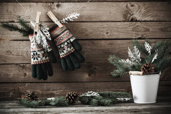 Decoraciones navideñas sobre fondo oscuro de madera vieja — Foto de Stock