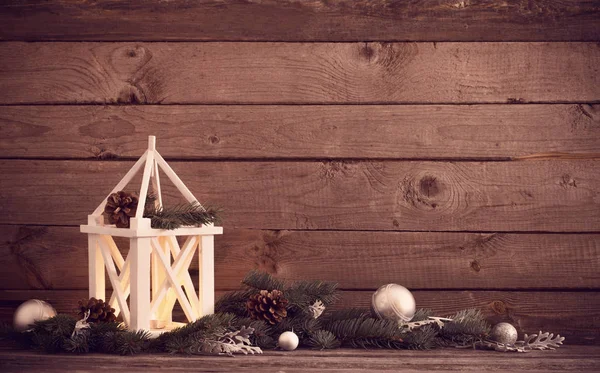 Weihnachtsdekoration auf dunklem altem Holzgrund — Stockfoto