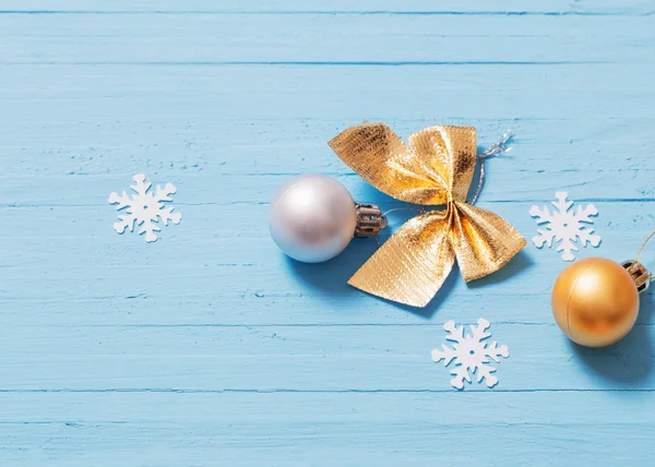 Decoraciones navideñas sobre fondo de madera azul — Foto de Stock