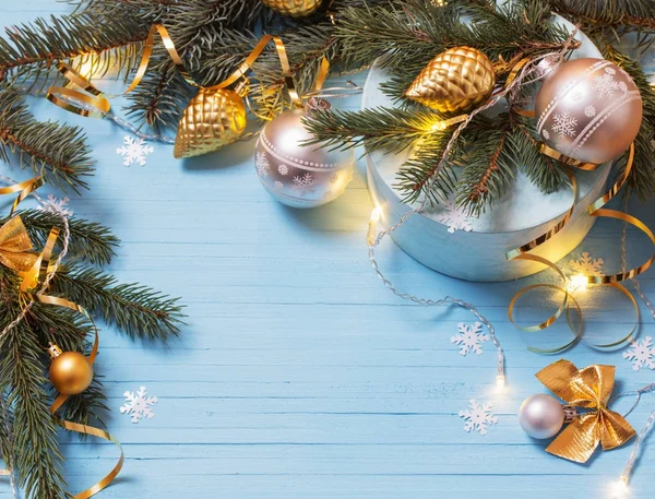 Jul bakgrund med fir kivster och bollar — Stockfoto