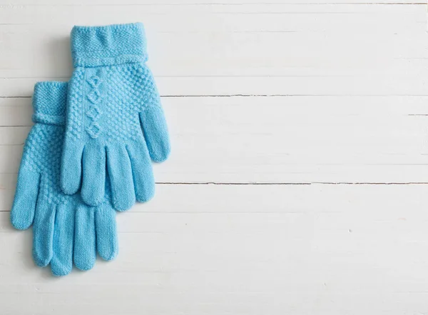 Blauwe handschoenen op witte houten achtergrond — Stockfoto