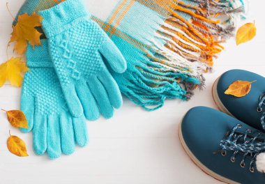 Kış Ayakkabı ve eldiven Beyaz ahşap zemin üzerinde mavi