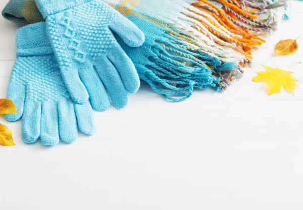 Modré rukavice a šálu na dřevěné bílé pozadí — Stock fotografie