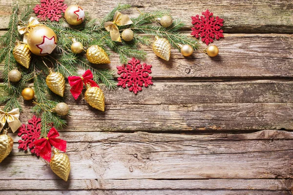 Röda och gyllene juldekoration på trä bakgrund — Stockfoto