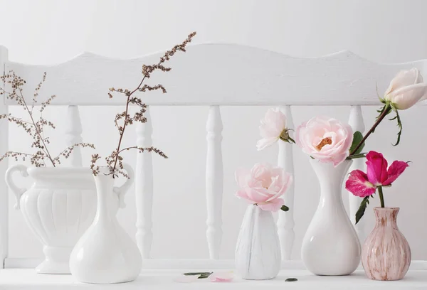 Rosas rosadas en la estantería blanca de madera vintage — Foto de Stock