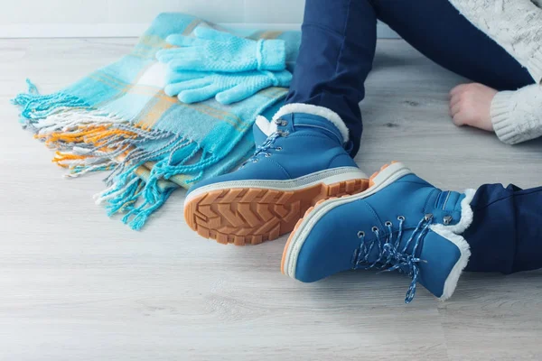 Meisje in winter schoenen op verdieping — Stockfoto