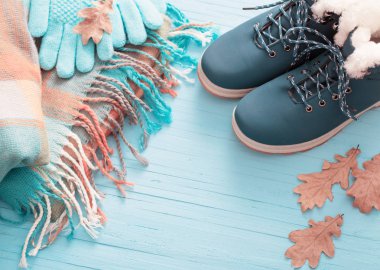 Kış Ayakkabı ve eldiven mavi ahşap zemin üzerine mavi