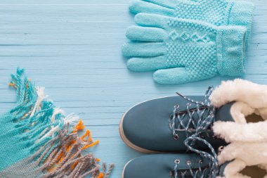 Kış Ayakkabı ve eldiven mavi ahşap zemin üzerine mavi