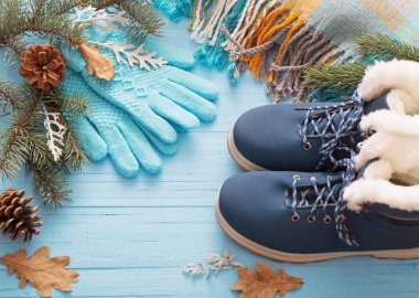 Kış Ayakkabı ve eldiven mavi ahşap zemin üzerine mavi