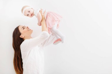 Anne ve küçük kızı beyaz arka plan üzerinde