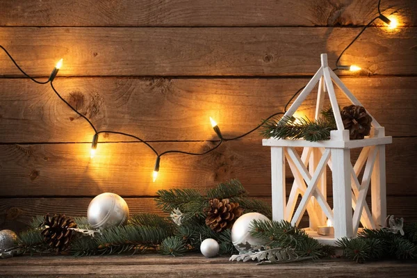 Ozdoby świąteczne na ciemnym tle drewniane stare — Zdjęcie stockowe