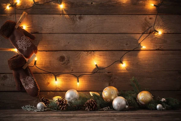 在黑暗的旧木背景上的圣诞装饰品 — 图库照片