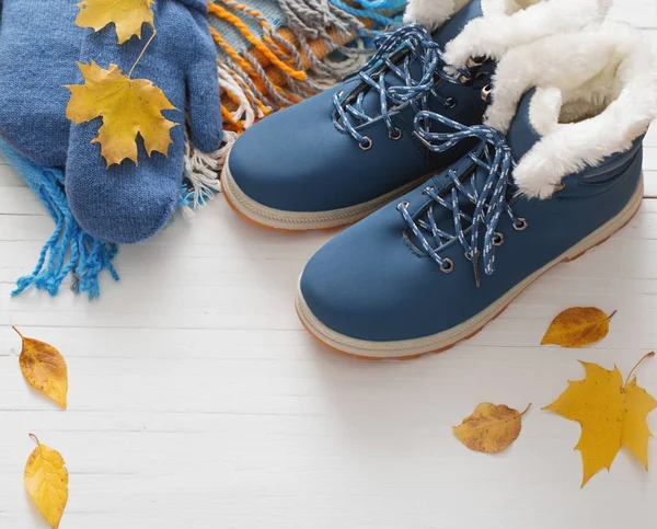 Blå Vinterskor och handskar på vit trä bakgrund — Stockfoto