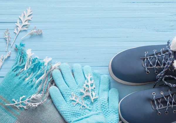 Zapatos y guantes azules de invierno sobre fondo de madera azul —  Fotos de Stock