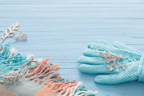 Blaue Handschuhe und Schal auf Holzgrund — Stockfoto