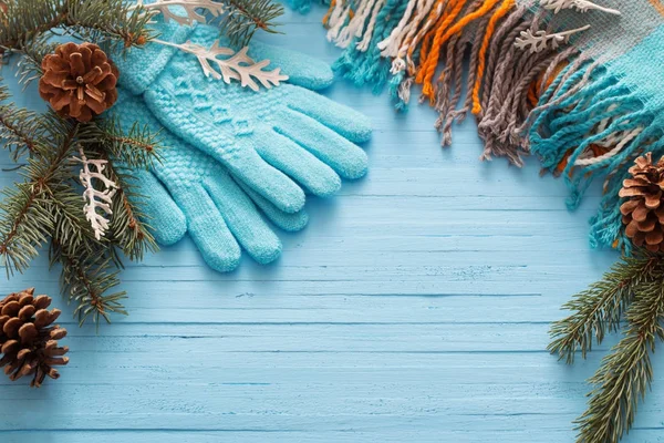 Blaue Handschuhe und Weihnachtstanne auf Holzgrund — Stockfoto