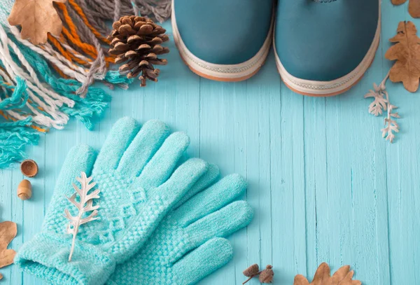 Zapatos y guantes azules de invierno sobre fondo de madera azul —  Fotos de Stock