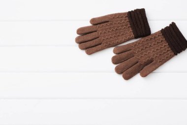 Beyaz ahşap zemin üzerinde eldiven