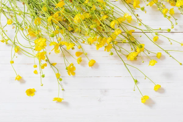 Flores amarelas em fundo de madeira — Fotografia de Stock