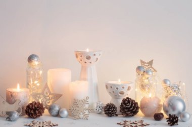 Arka plan beyaz duvar mumlar ile Noel dekorasyon