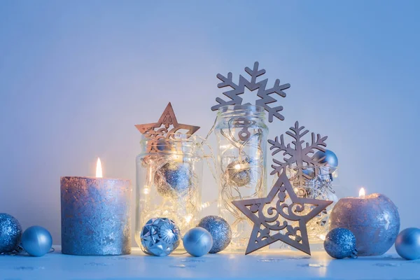 Décoration de Noël avec des bougies sur fond blanc mur — Photo