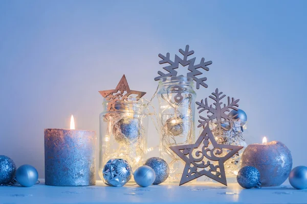 Weihnachtsdekoration mit Kerzen auf Hintergrund weiße Wand — Stockfoto