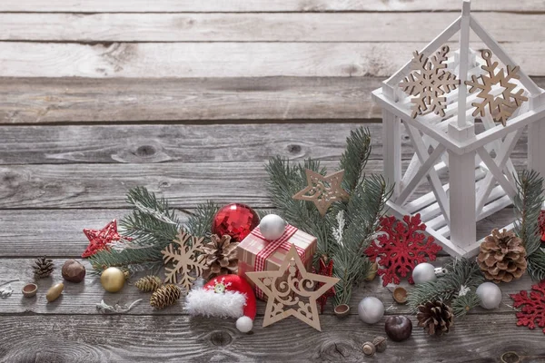 Noel dekorasyon ahşap arka plan üzerinde beyaz fener ile — Stok fotoğraf