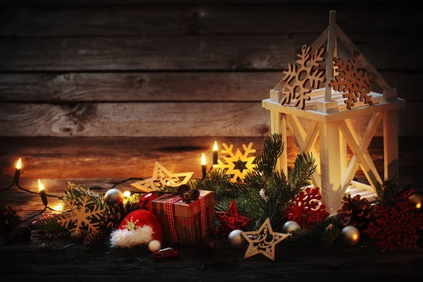 Juldekoration med vit lykta på trä bakgrund — Stockfoto