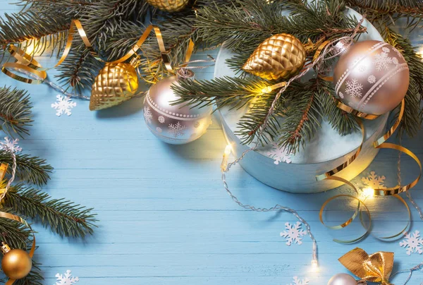 Kerstmis achtergrond met spar branchs en ballen — Stockfoto