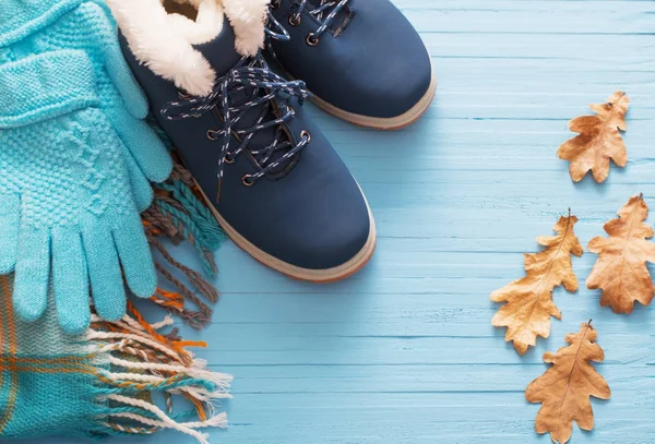 Blue winter shoes and gloves on blue wooden background — Stock Photo, Image