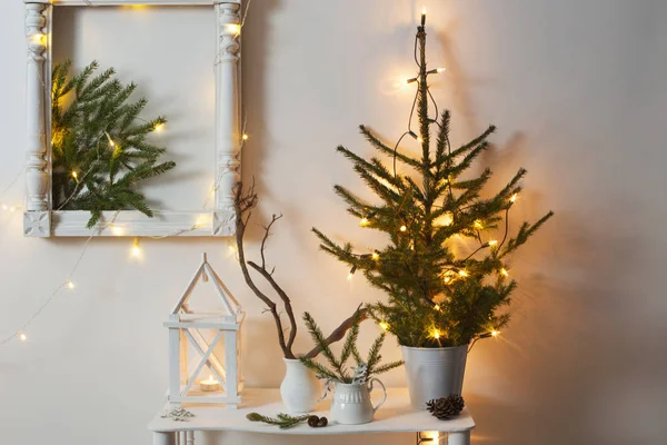 Weihnachtsdekoration auf Hintergrund weiße Wand — Stockfoto