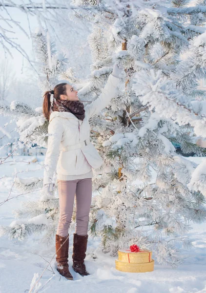 Gelukkig mooi meisje in winter forest — Stockfoto