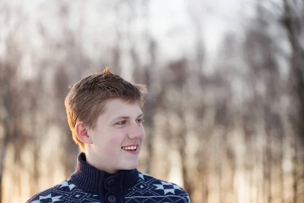 Jovem sorriso homem na floresta de inverno — Fotografia de Stock