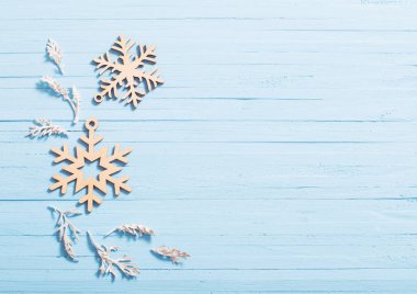 mavi arka plan üzerinde ahşap kar taneleri