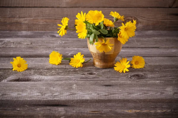 Flores de caléndula sobre fondo oscuro de madera vieja —  Fotos de Stock