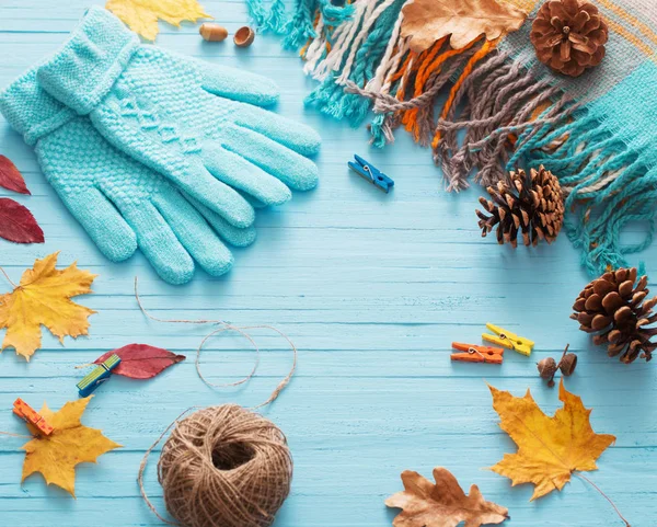 青い手袋と木製の背景に紅葉 — ストック写真