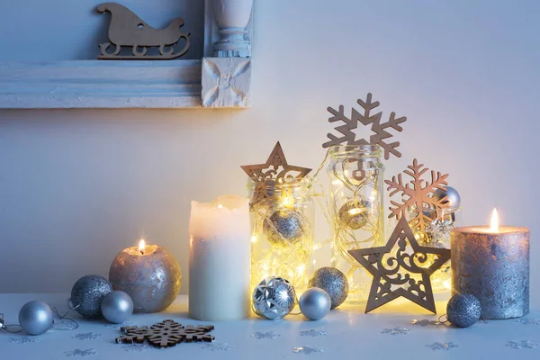 Weihnachtsdekoration mit Kerzen auf Hintergrund weiße Wand — Stockfoto