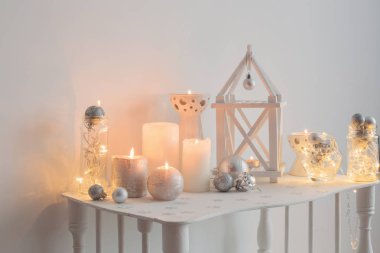 Arka plan beyaz duvar mumlar ile Noel dekorasyon