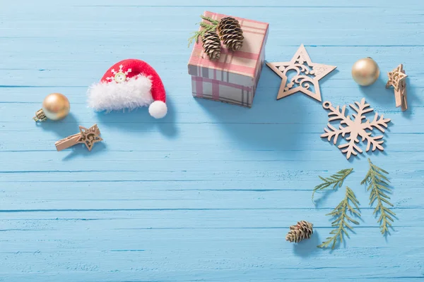 Rode kerstmuts op blauwe houten achtergrond — Stockfoto