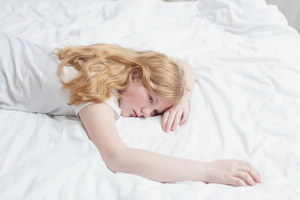 Genç kız yatakta — Stok fotoğraf