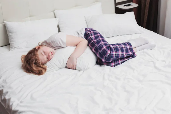 A menina adolescente na cama — Fotografia de Stock