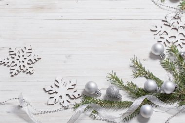 Noel dekorasyon ahşap arka plan üzerinde gümüş