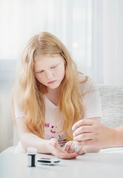 Mäta blodsockernivån av tonåring flicka med Glukometer — Stockfoto