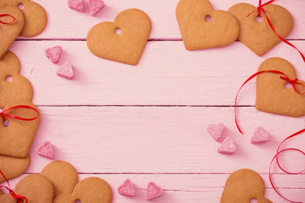Pliki cookie serca na różowym tle drewnianych — Zdjęcie stockowe