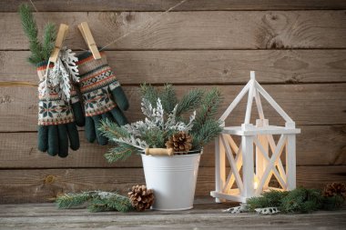 Karanlık eski ahşap arka plan üzerinde Noel süsleri