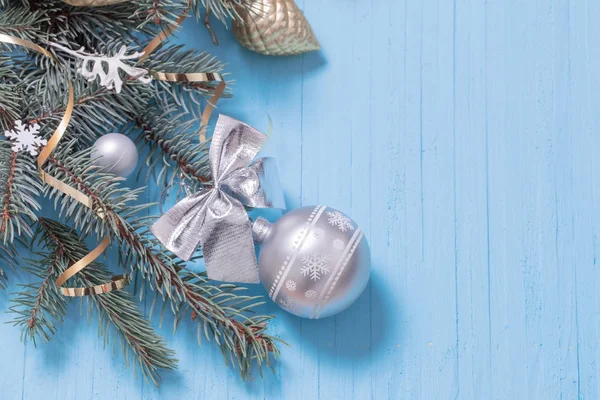 青い木製の背景にクリスマスの装飾 — ストック写真