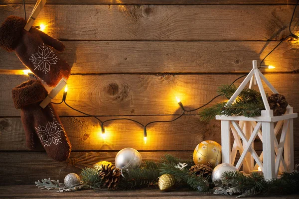 Χριστουγεννιάτικες διακοσμήσεις σε σκούρο φόντο παλιά ξύλινα — Φωτογραφία Αρχείου