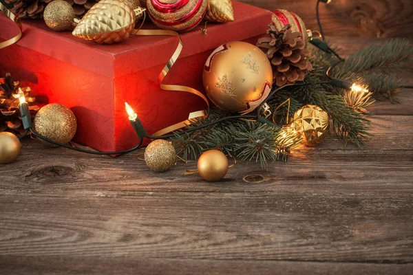 Christmas speelgoed en rode doos op oude houten achtergrond — Stockfoto
