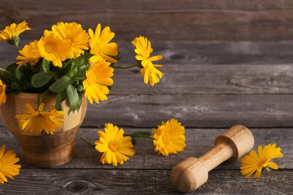 Calendula kwiaty na ciemnym starym drewnianym tle — Zdjęcie stockowe