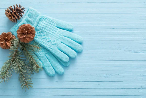 Blauwe handschoenen en Kerstmis spar op houten achtergrond — Stockfoto